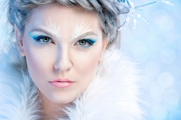 پرتره زن زیبای زمستانی آرایش خلاقانه زمستانی