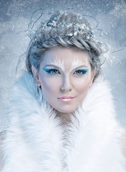 ملکه یخ - زن زیبا در آرایش حرفه ای زمستانی با خز سفید