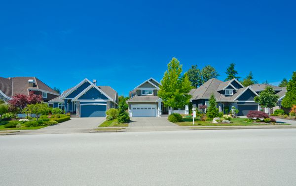 محله خوب و راحت برخی از خانه ها در خیابان خالی در حومه آمریکای شمالی کانادا