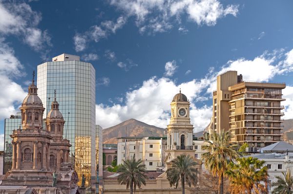 سانتیاگو دی شیلی در مرکز شهر آسمان‌خراش‌های مدرن با ساختمان‌های تاریخی شیلی