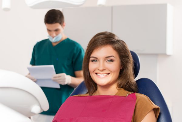 مرد دندانپزشک کارت بیمار زن را می خواند