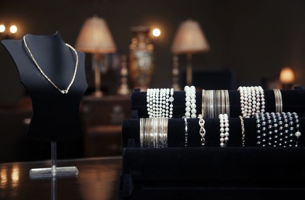 مجموعه ای از جواهرات در جواهر فروشی نمای نزدیک