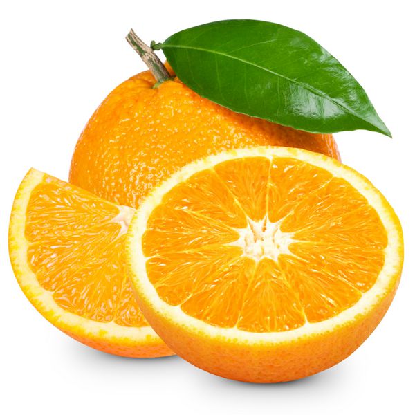 میوه نارنجی برش خورده جدا شده در زمینه سفید