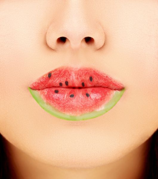 دهان های زن با هندوانه مفهوم- براق لب میوه ای