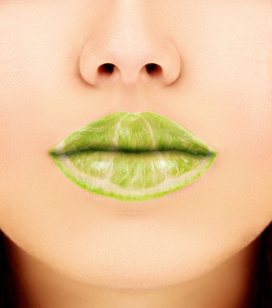 دهان های زن با لیموترش مفهومی- براق لب میوه ای