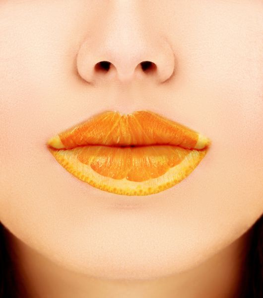 دهان زنانه با رنگ نارنجی مفهومی- براق لب میوه ای