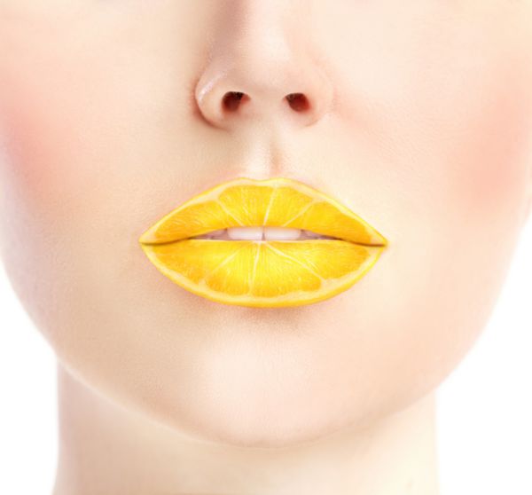 دهان های زن با لیمو مفهوم- براق لب میوه ای