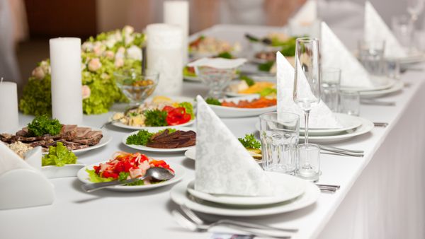 ست میز وینتیج برای یک جشن جشن یا جشن عروسی