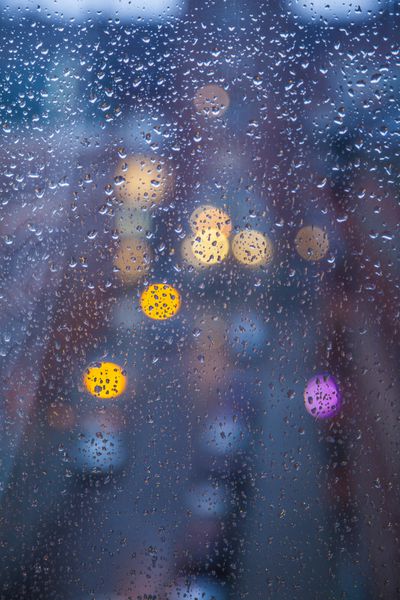 روزهای بارانی قطرات باران روی پنجره هوای بارانی باران و بوکه
