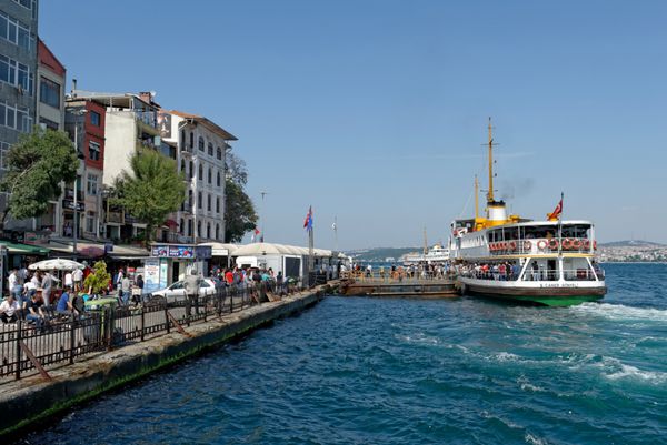 استانبول - 16 ژوئن مردم در اسکله Karakoy در 16 ژوئن 2013 در استانبول سوار کشتی می شوند به دلیل دسترسی آسان به دو قاره مختلف روزانه نزدیک به 150000 مسافر در استانبول از کشتی استفاده می کنند