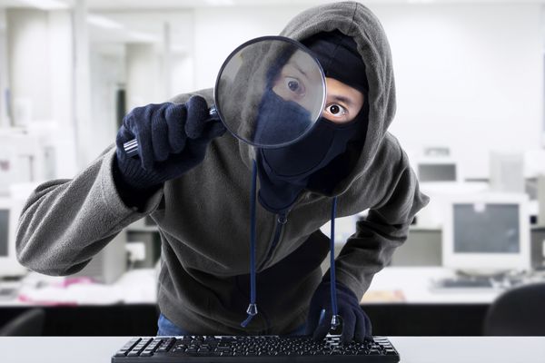 هکر رایانه - دزد مردی که داده ها را از رایانه با استفاده از ذره بین می دزدد