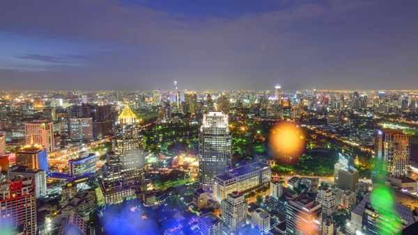 نمای شب شهر بانکوک با آسمان زیبا