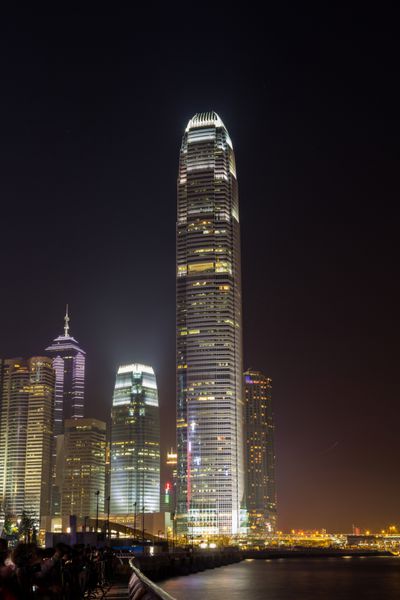 هنگ کنگ - 24 فوریه 2014 نمای شب مرکز مالی بین المللی در هنگ کنگ این یک توسعه تجاری یکپارچه در اسکله منطقه مرکزی هنگ کنگ است