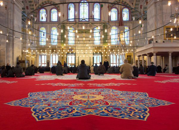 استانبول ترکیه - 23 مارس 2013 مردان مسلمان برای اقامه نماز در مسجد فاتح جمع شدند این مسجد توسط عثمانی ها در سال 1470 درست در کنار مقبره فاتح سلطان محمد ساخته شده است