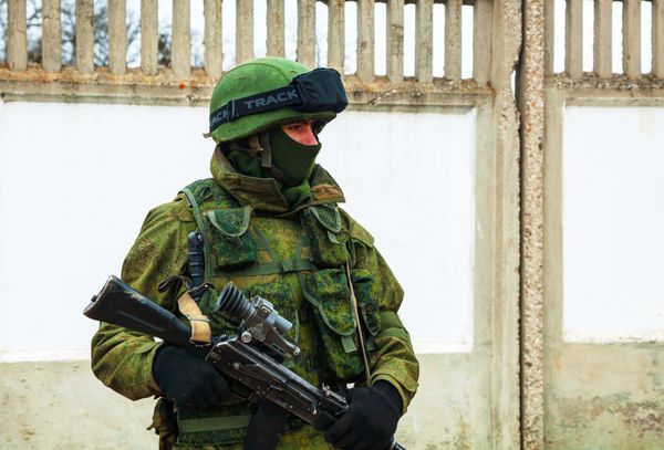 PEREVALNE اوکراین - 4 مارس سرباز روسی در 4 مارس 2014 در Perevalne کریمه اوکراین در 28 فوریه 2014 نیروهای نظامی روسیه به شبه جزیره کریمه حمله کردند