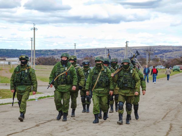 PEREVALNE اوکراین - 5 مارس سربازان روسی در 5 مارس 2014 در Perevalne کریمه اوکراین راهپیمایی کردند در 28 فوریه 2014 نیروهای نظامی روسیه به شبه جزیره کریمه حمله کردند