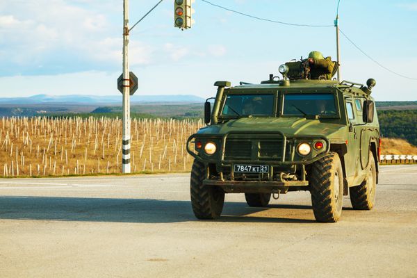 بلبک اوکراین - 5 مارس کامیون زرهی روسی در 5 مارس 2014 در بلبک کریمه اوکراین در 28 فوریه 2014 نیروهای نظامی روسیه به شبه جزیره کریمه حمله کردند