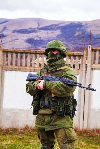 PEREVALNE اوکراین - 5 مارس سرباز روسی در حال محافظت از یک پایگاه دریایی اوکراین در 5 مارس 2014 در Perevalne کریمه اوکراین در 28 فوریه 2014 نیروهای نظامی روسیه به شبه جزیره کریمه حمله کردند