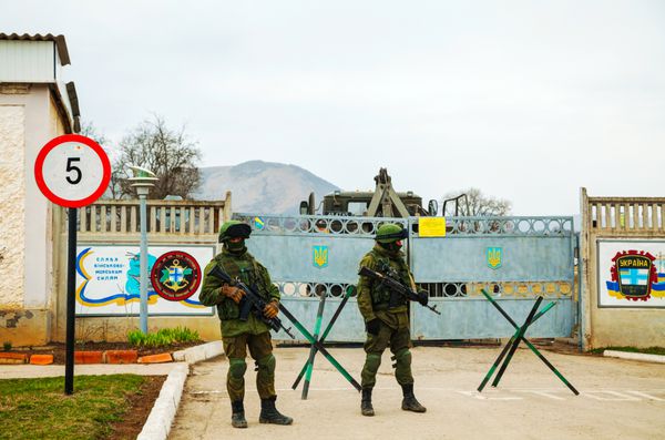 PEREVALNE اوکراین - 4 مارس سربازان روسی نگهبانی از یک پایگاه دریایی اوکراین در 4 مارس 2014 در Perevalne کریمه اوکراین در 28 فوریه 2014 نیروهای نظامی روسیه به شبه جزیره کریمه حمله کردند