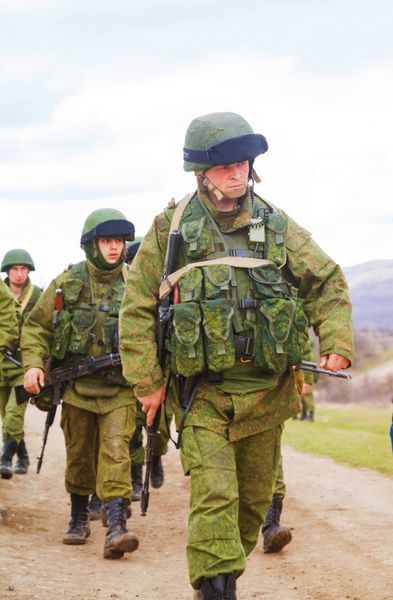PEREVALNE اوکراین - 5 مارس سربازان روسی در 5 مارس 2014 در Perevalne کریمه اوکراین راهپیمایی کردند در 28 فوریه 2014 نیروهای نظامی روسیه به شبه جزیره کریمه حمله کردند