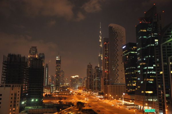 دبی امارات - 19 فوریه نمایی از جاده شیخ زاید در دبی امارات در عصر همانطور که در 19 فوریه 2014 دیده می شود جاده شیخ زاید طولانی ترین جاده در امارات است که از ابوظبی تا راس الخیمه امتداد دارد