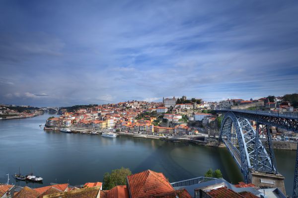 پل Dom Luأƒأ‚آs از رودخانه Douro می گذرد و به شهرهای پورتو و گایا می پیوندد