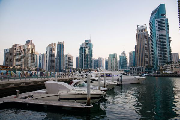 دبی امارات - 3 مارس 2014 آسمان خراش های مدرن در دبی مارینا زیباترین منطقه مسکونی در دبی 3 مارس 2014 دبی امارات