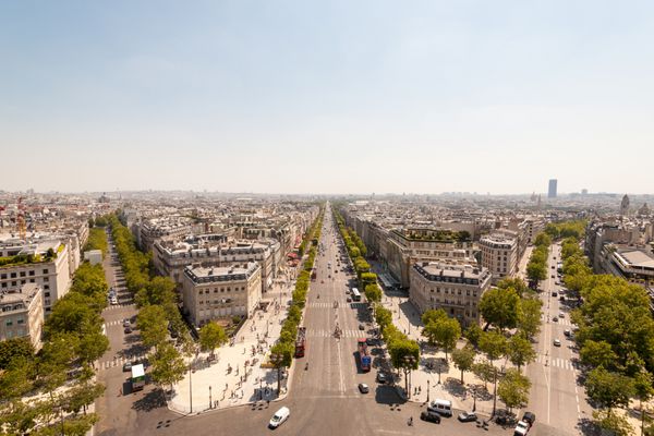 شانزلیزه مشهورترین خیابان پاریس است نمایی از طاق پیروزی