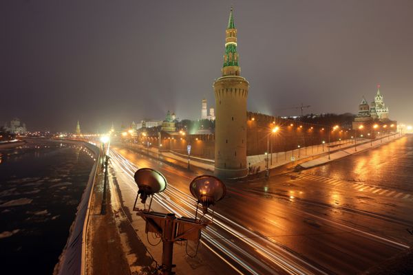 برج بکلمیشف یا موسکوورتسکایا کرملین مسکو در میدان سرخ در زمستان مسکو روسیه