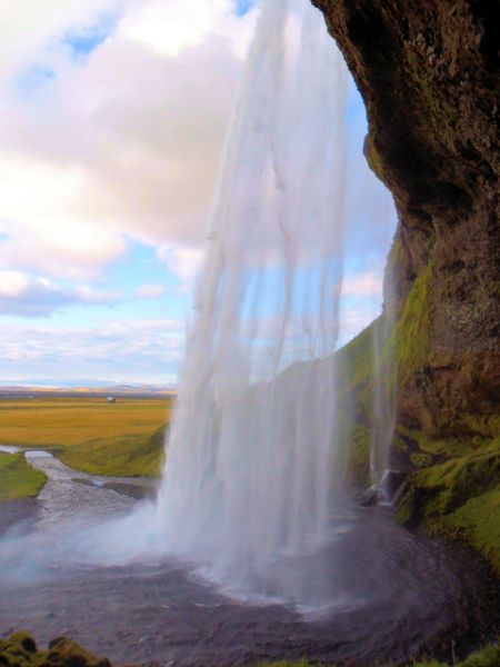 آبشار اسکوگافوس در بخش جنوبی ایسلند