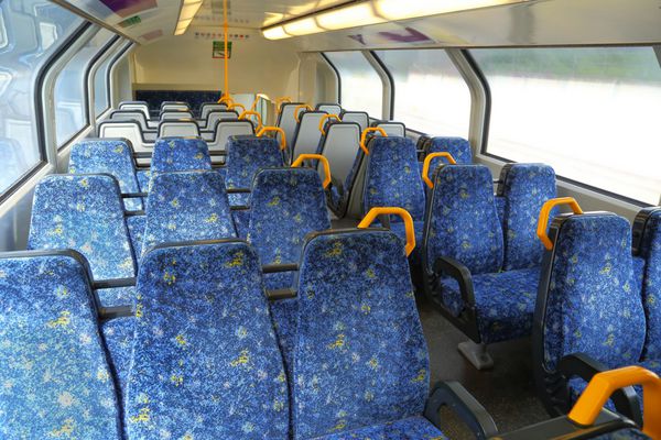 فضای داخلی قطار مسافربری با صندلی های خالی
