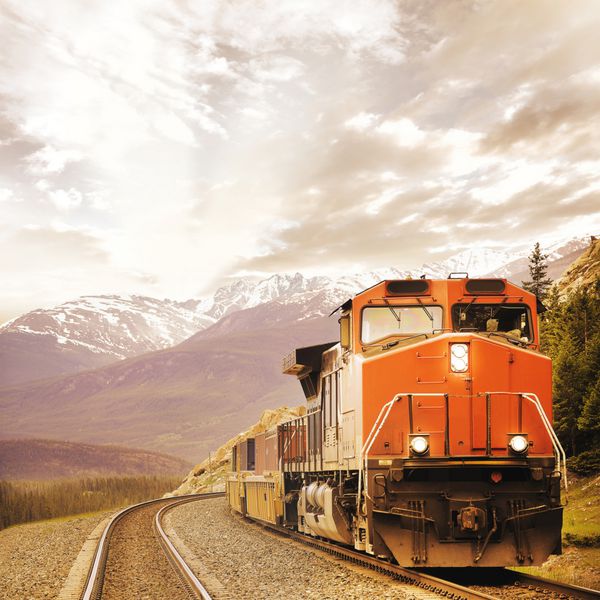 قطار باری در صخره های کانادا
