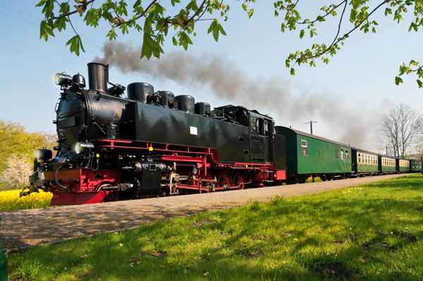 قطار بخار تاریخی آلمانی از میان مزارع عبور می کند