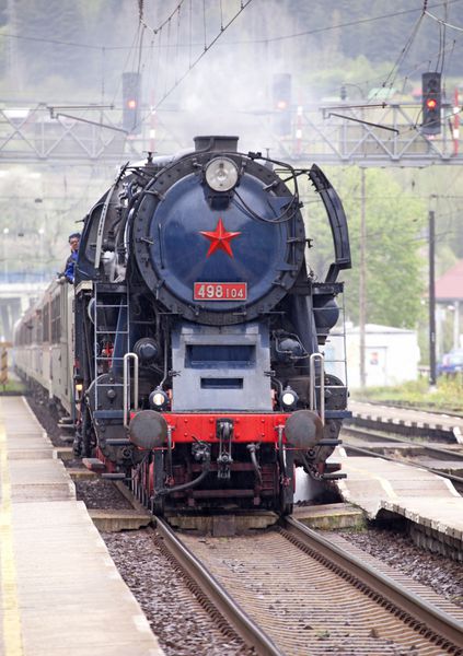 روزمبروک اسلواکی - 25 آوریل لوکوموتیو بخار قدیمی ALBATROS در ایستگاه قطار در 25 آوریل 2014 در روزمبروک