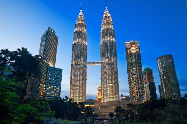 کوالالامپور مالزی - 8 ژانویه برج های دوقلوی پتروناس در روز 8 ژانویه 2014 در کوالالامپور برج‌های دوقلوی پتروناس از سال 1998 تا 2004 بلندترین ساختمان‌ها 452 متر در جهان بودند