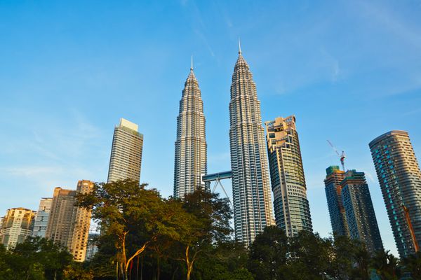 کوالالامپور مالزی - 25 آوریل برج های دوقلوی پتروناس در 25 آوریل 2014 در کوالالامپور مالزی ارتفاع آسمان‌خراش‌ها 451 9 متر است و بلندترین ساختمان‌های جهان طی سال‌های 1998-2004 بوده‌اند