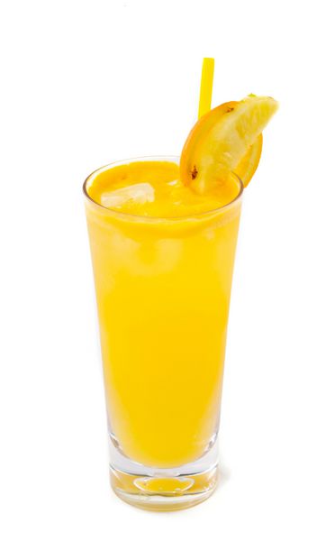 نوشیدنی میوه ای در لیوان جدا شده روی سفید