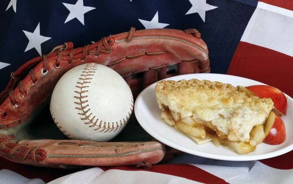 همه آمریکایی - پای بیسبال و سیب روی پرچم ایالات متحده