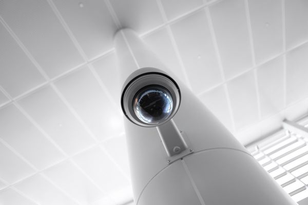 دوربین امنیتی بالای سر در یک ساختمان عمومی دولتی