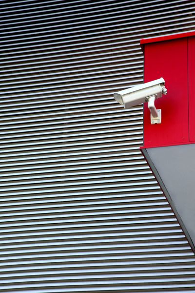 دوربین امنیتی روی ساختمان