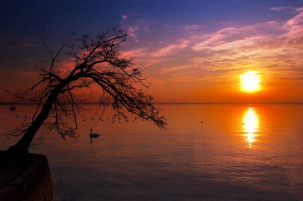 غروب خورشید در دریاچه - دریاچه گاردا - ایتالیا