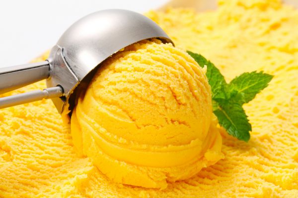یک قاشق بستنی زرد