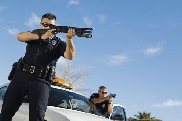 هدف افسر پلیس با اسلحه توسط ماشین