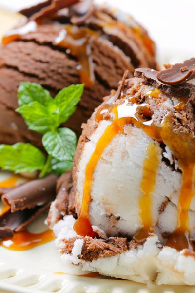 بستنی وانیلی شکلاتی با سس کارامل