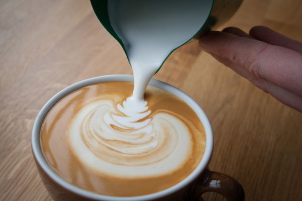 ریختن قهوه توسط یک باریستا بریتانیا