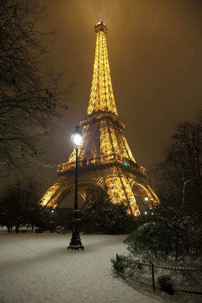 پاریس - 20 ژانویه پارک برفی رمانتیک در نزدیکی برج ایفل 20 ژانویه 2013 بارش برف در پاریس اتفاق بسیار نادری است و برج ایفل هنگام دیدن از پارک های برفی پاریس بسیار زیبا است