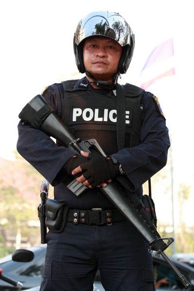 افسر پلیس با تفنگ نگه داشته است