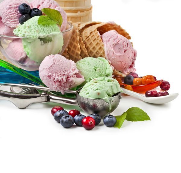 بستنی مخلوط با توت های تازه جدا شده روی سفید