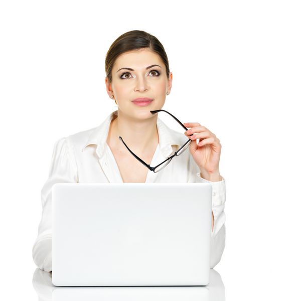 زن متفکر با لپ تاپ در پیراهن سفید - جدا شده روی سفید