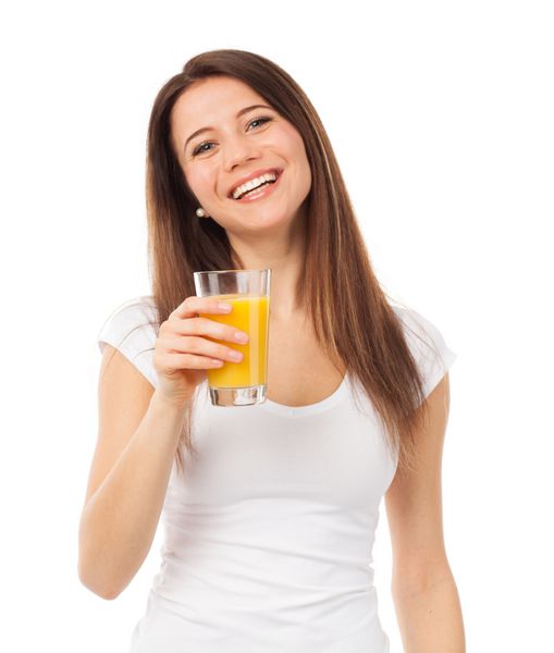 زن زیبا با یک لیوان آب پرتقال جدا شده روی سفید